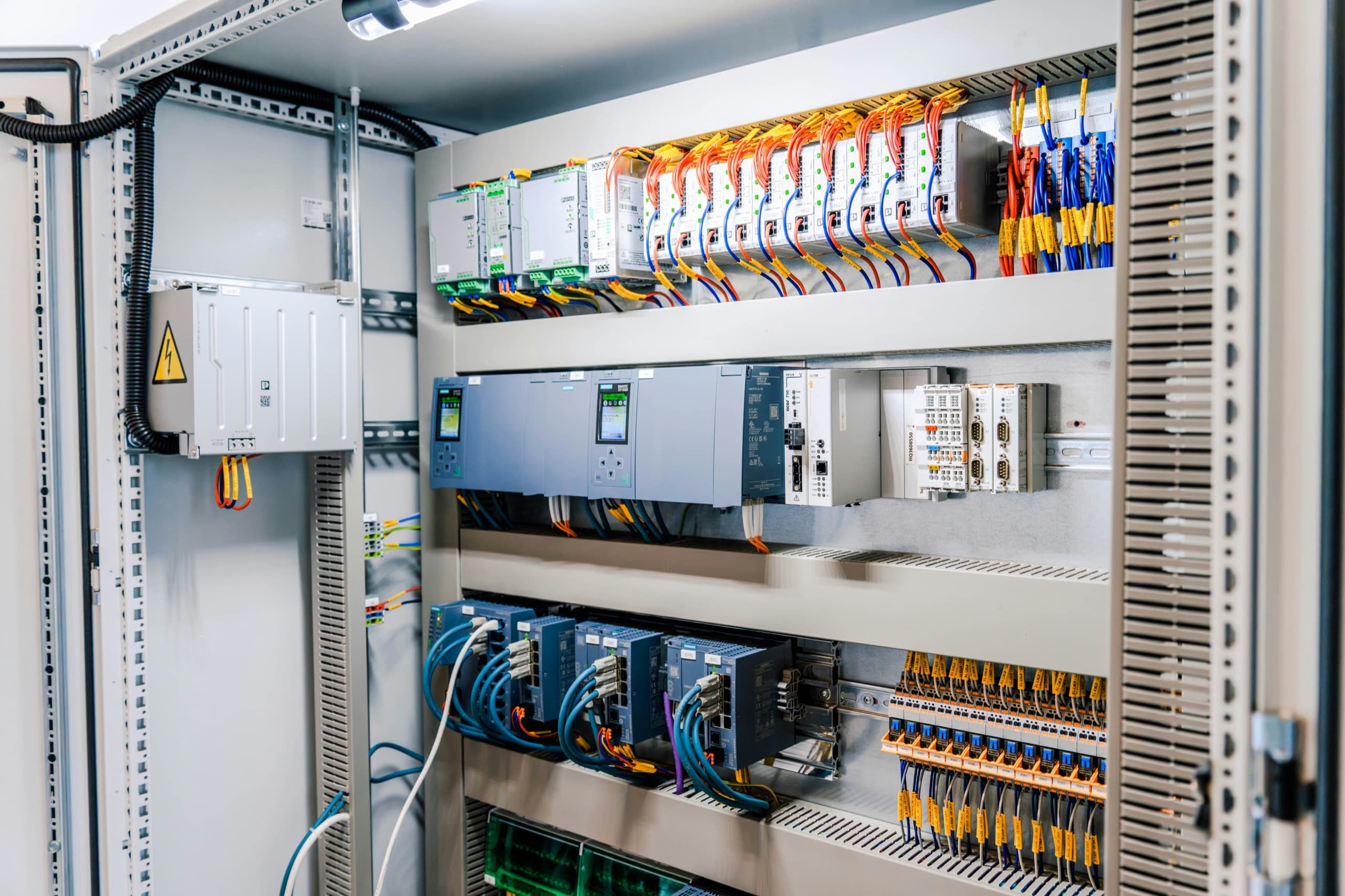 Armoire électrique industrielle câblée au cordeau et repérée