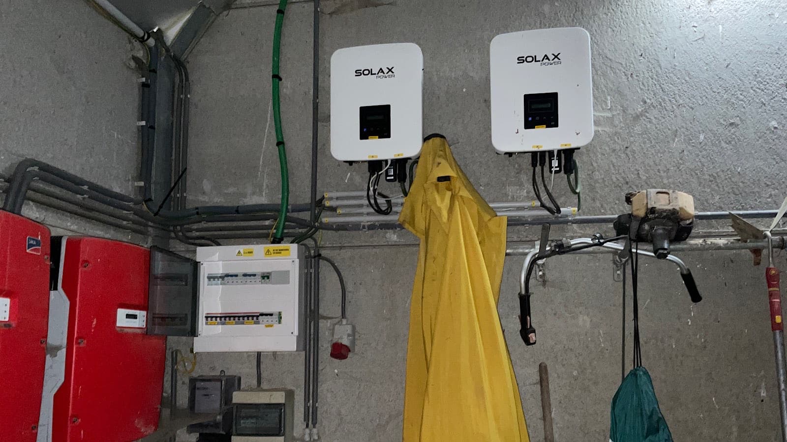 Local technique : tableau électrique, onduleurs photovoltaïques et prise triphasée