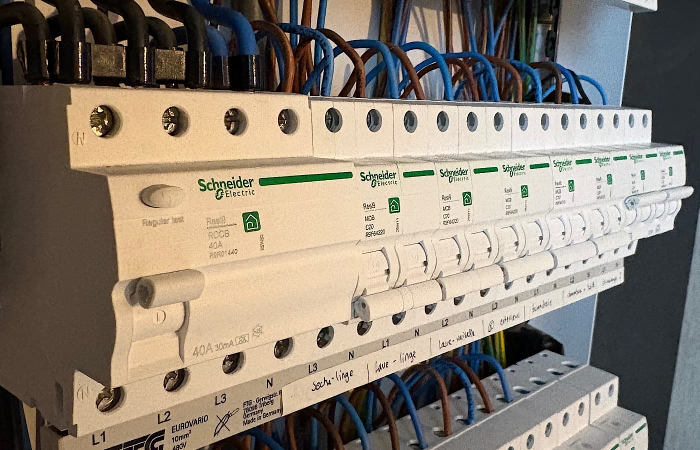 Tableau électrique rénové, câblage ordonné et conforme RGIE